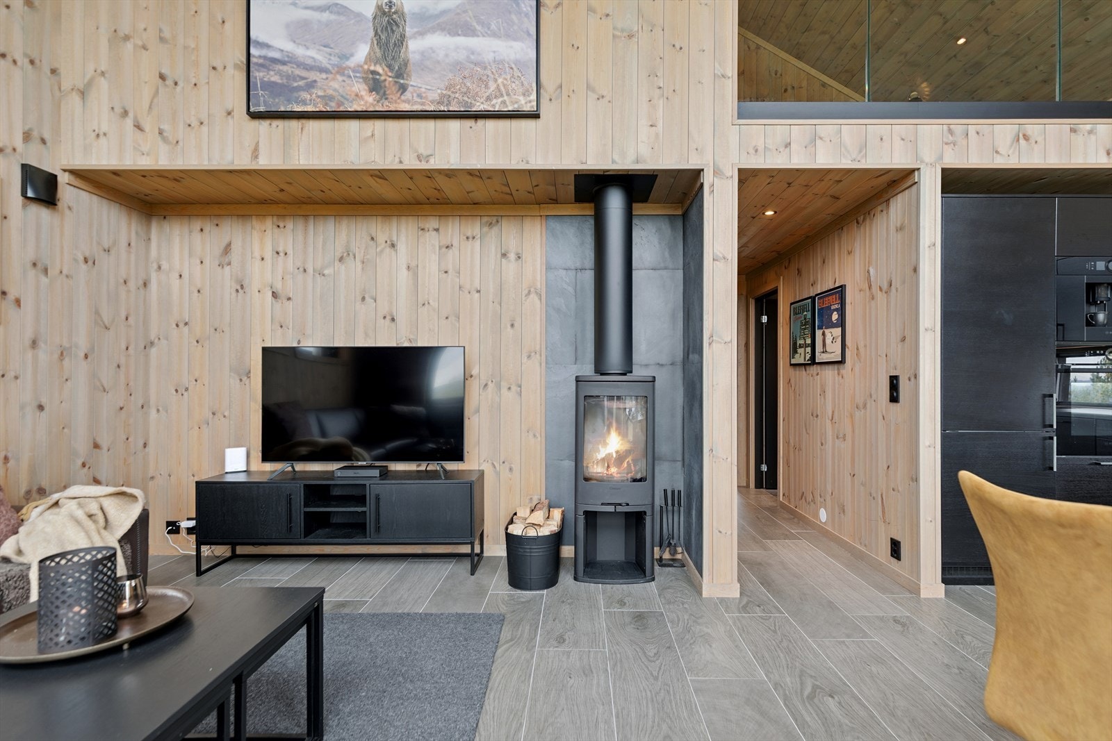 Stue med god takhøyde og fin peisovn Galleribilde