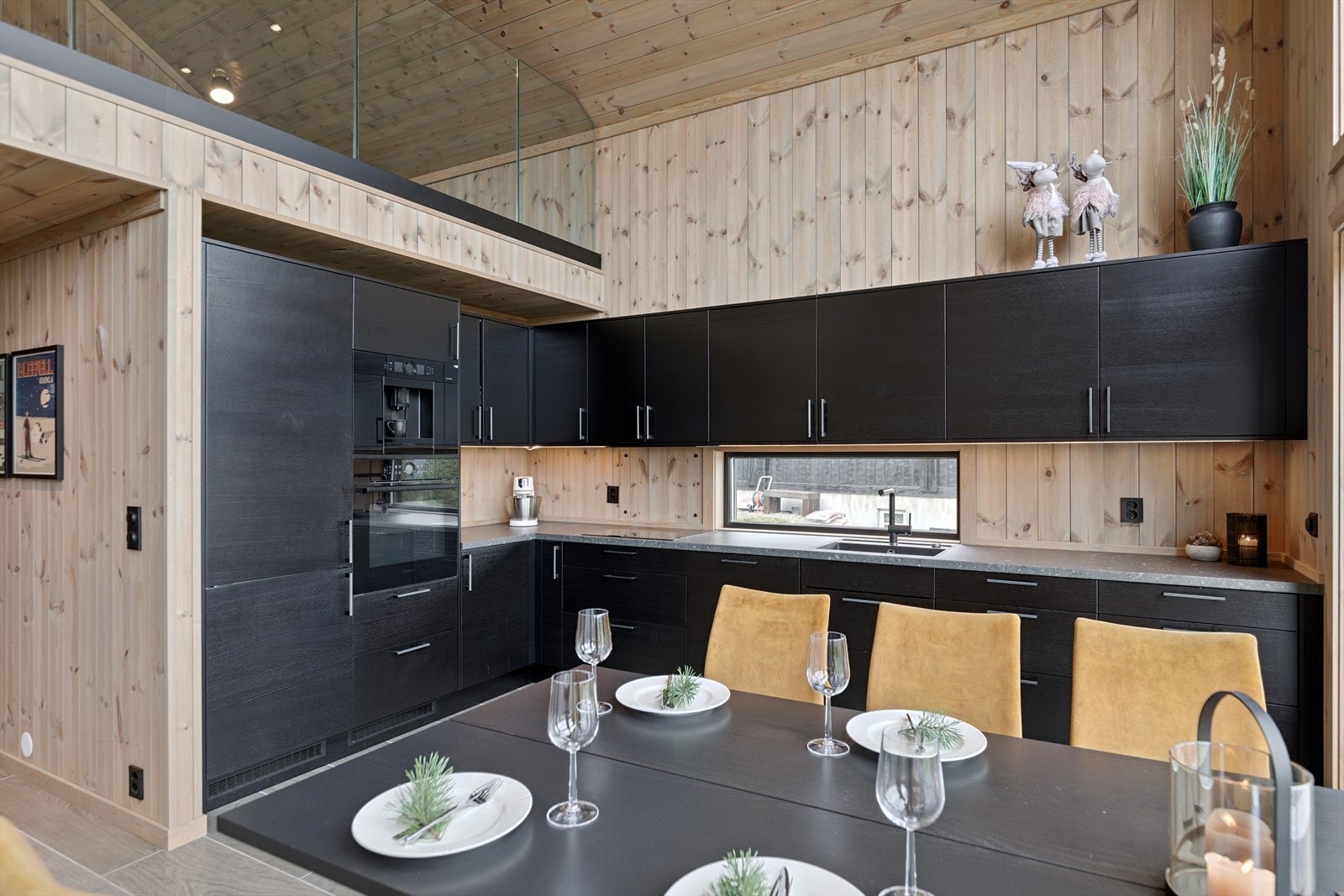 Kjøkken med integrerte hvitevarer som kjøl/fryseskap, komfyr, platetopp, kaffemaskin og oppvaksmaskin Galleribilde