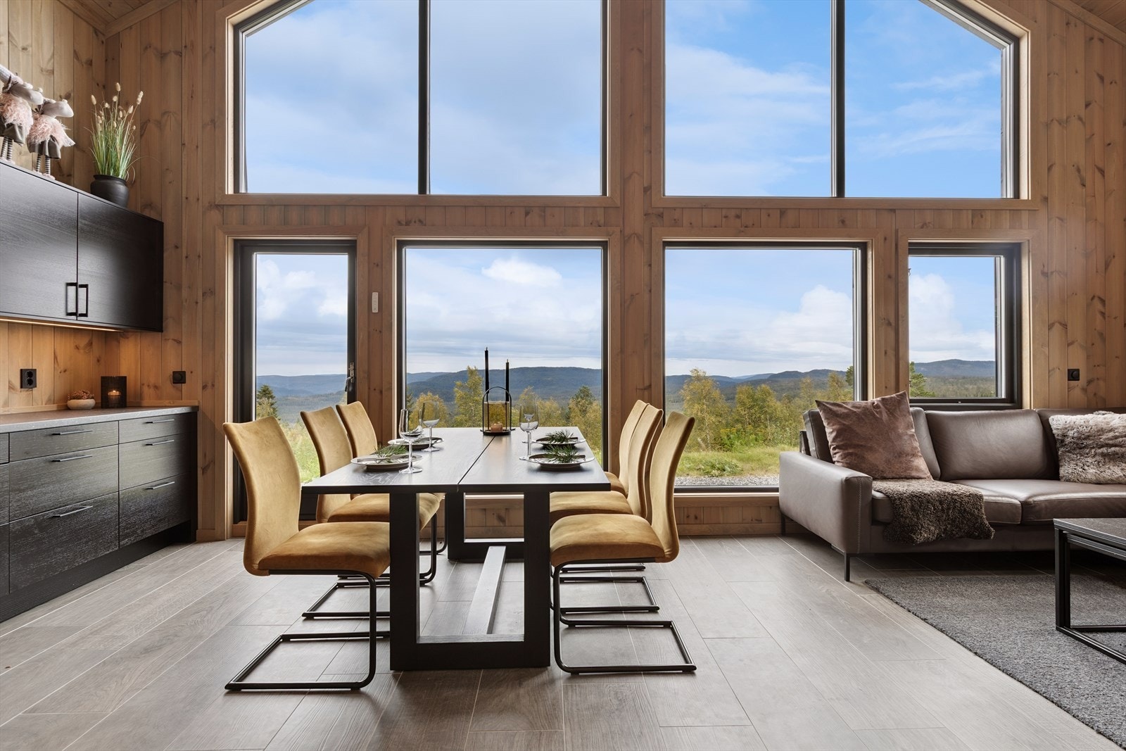 Velkommen til Nedre Gvelvbrekka 14 - en moderne og stilfull hytte - meget arealeffektiv med 4 soverom, 2 bad, 2 stuer, stue/kjøkken og utvendig isolert bod hvor man bla kan ha vaskemaskin. FOTO: Bjørn Sørheim / EFKT Galleribilde