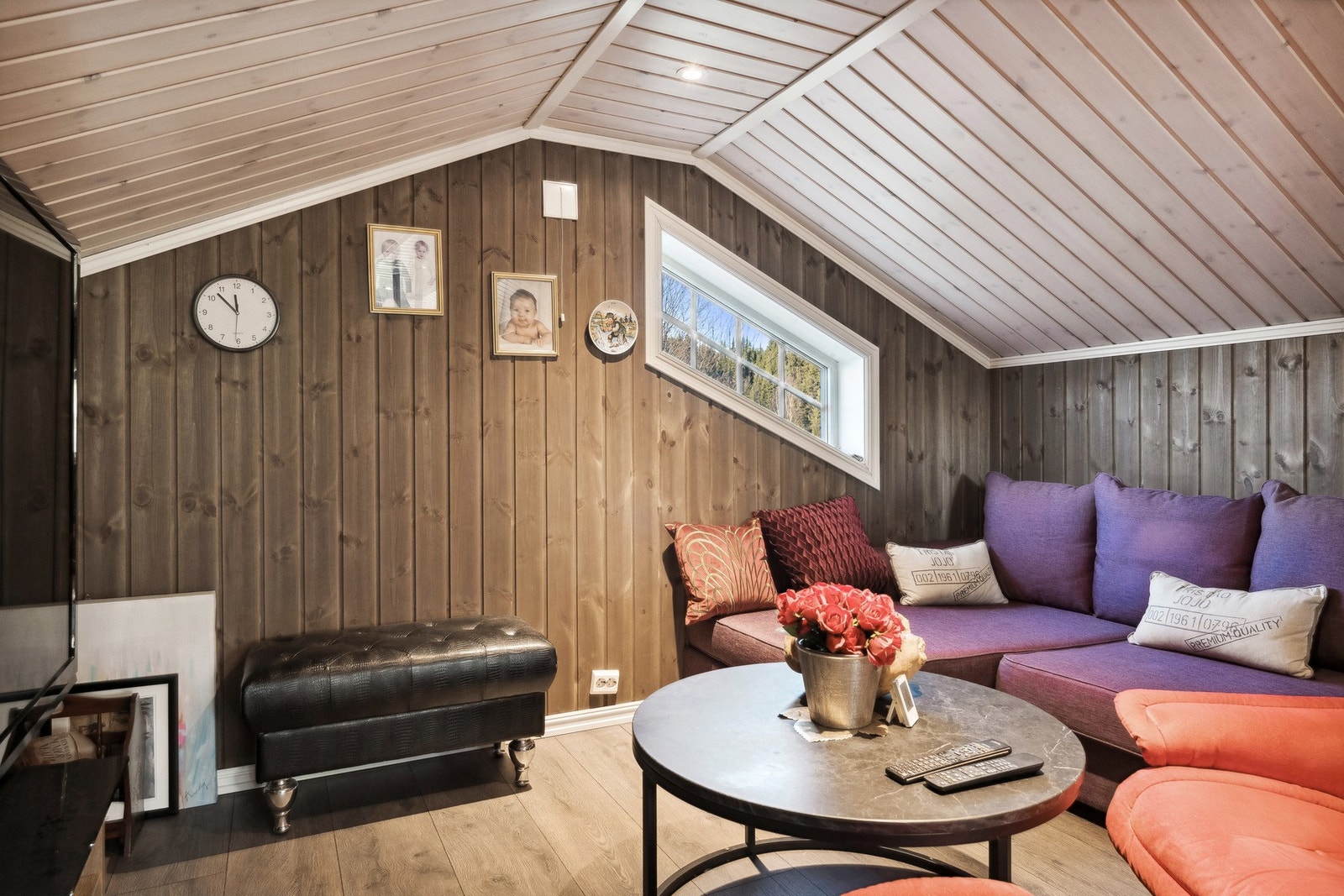 Velkommen opp i 2. etasje! Deler av etasjen er innredet som loftstue, perfekt for barna. Galleribilde