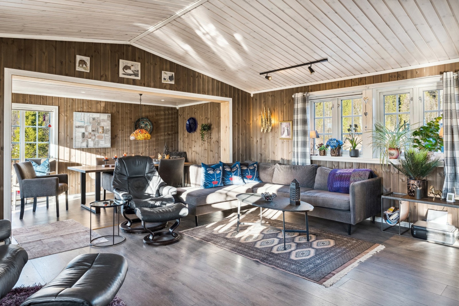 Den gode takhøyden og de store vinduflatene slipper inn godt med naturlig lys, og gir en god romfølelse! Galleribilde