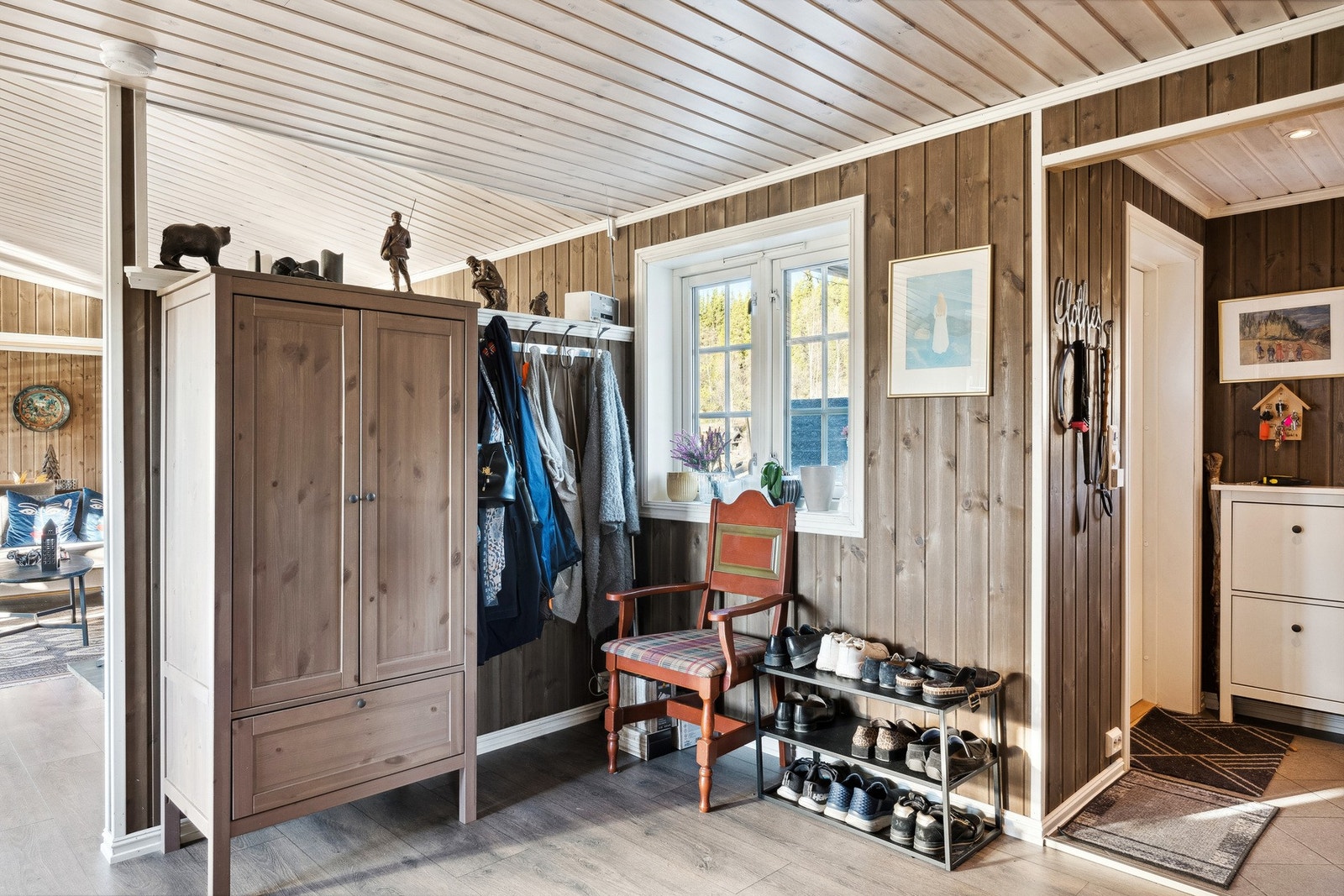 Velkommen inn! Hyggelig entré med plass til å henge fra seg yttertøy og sette fra seg sko. Galleribilde