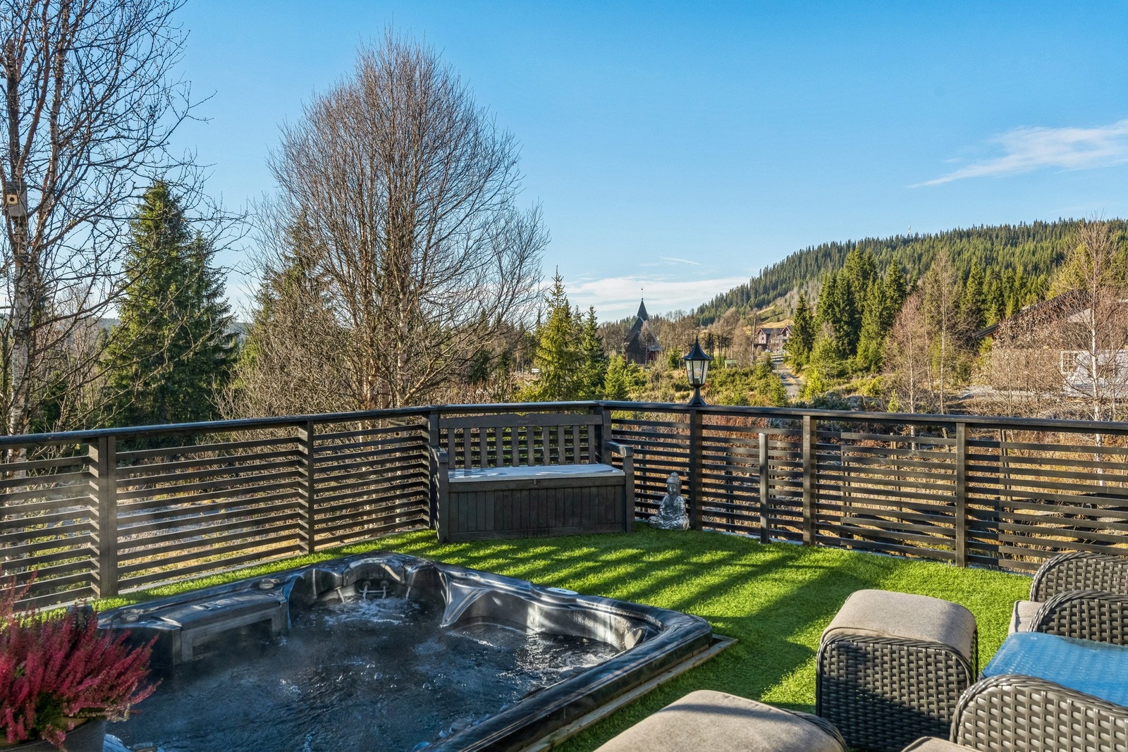 Hytta har store terrassearealer, blant annet denne terrassen med jacuzzi og plass til utemøblement. Galleribilde