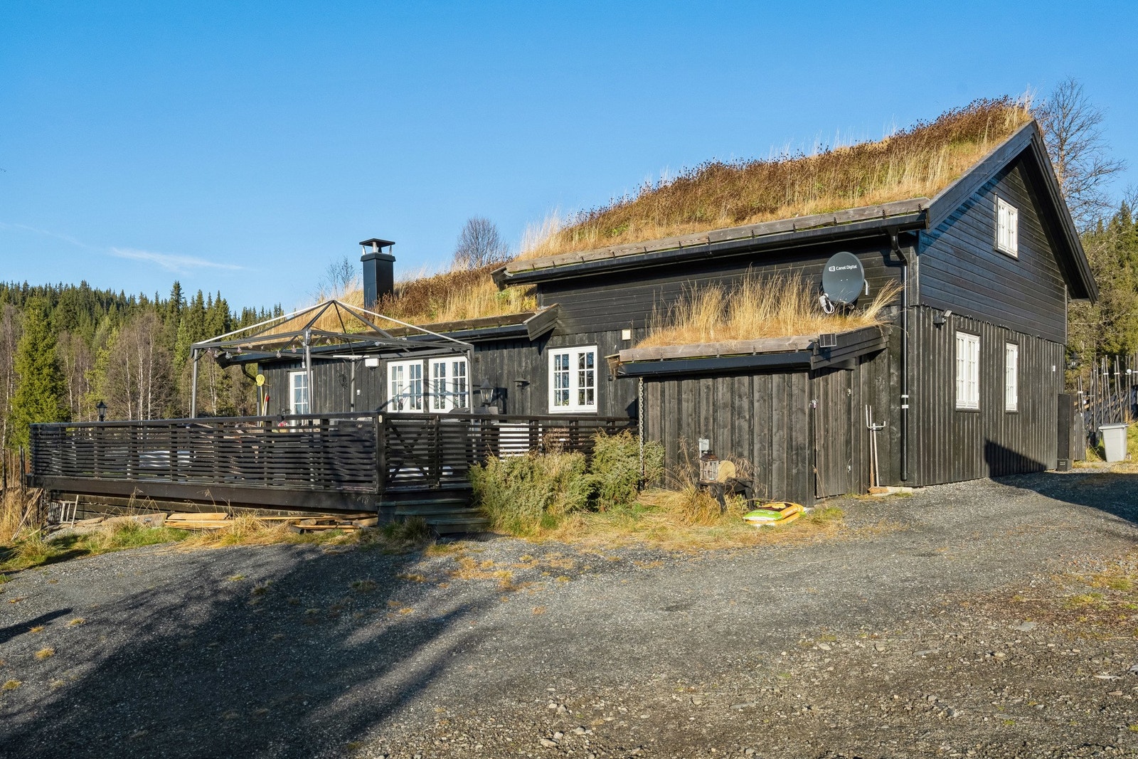 Moderne hytte oppført i 2018. Hytta ligger åpent og fint til med utsikt over omgivelsene. Galleribilde