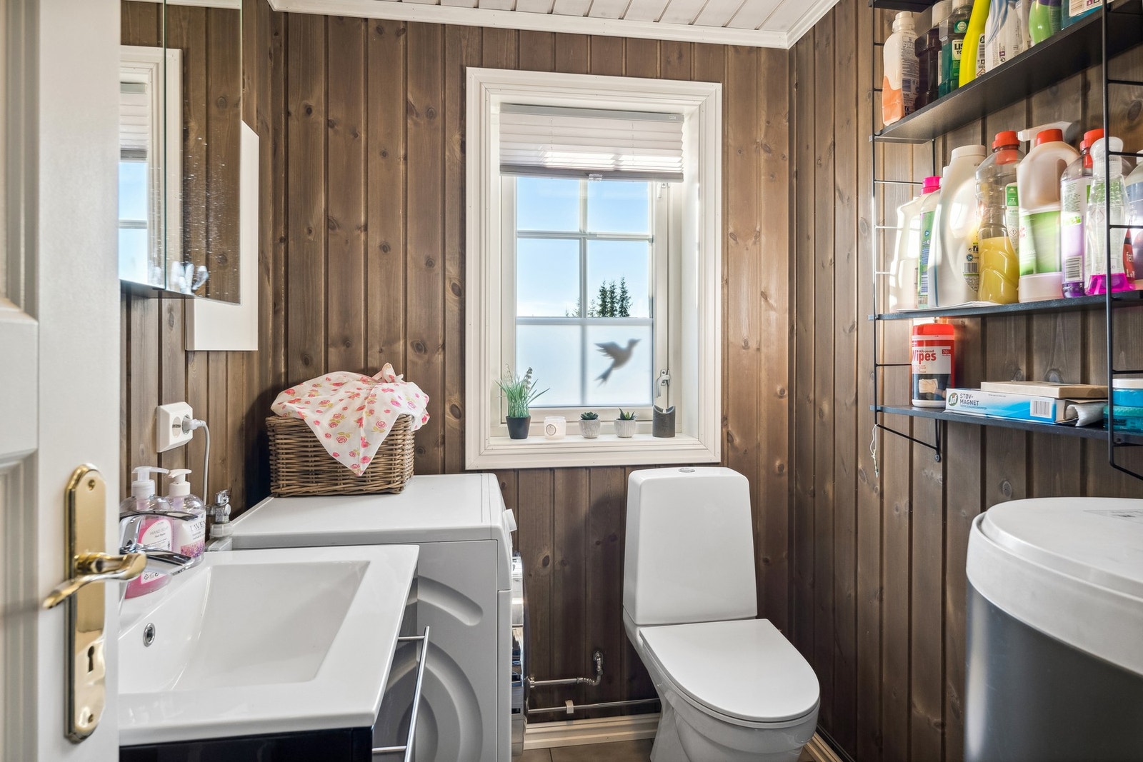 Toalettrom/vaskerom med toalett, servant og vaskemaskin. Galleribilde