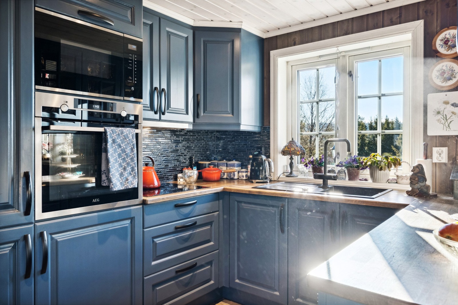 Her har man det man trenger av integrerte hvitevarer, samt god oppbevaringsplass i både over- og underskap. Galleribilde