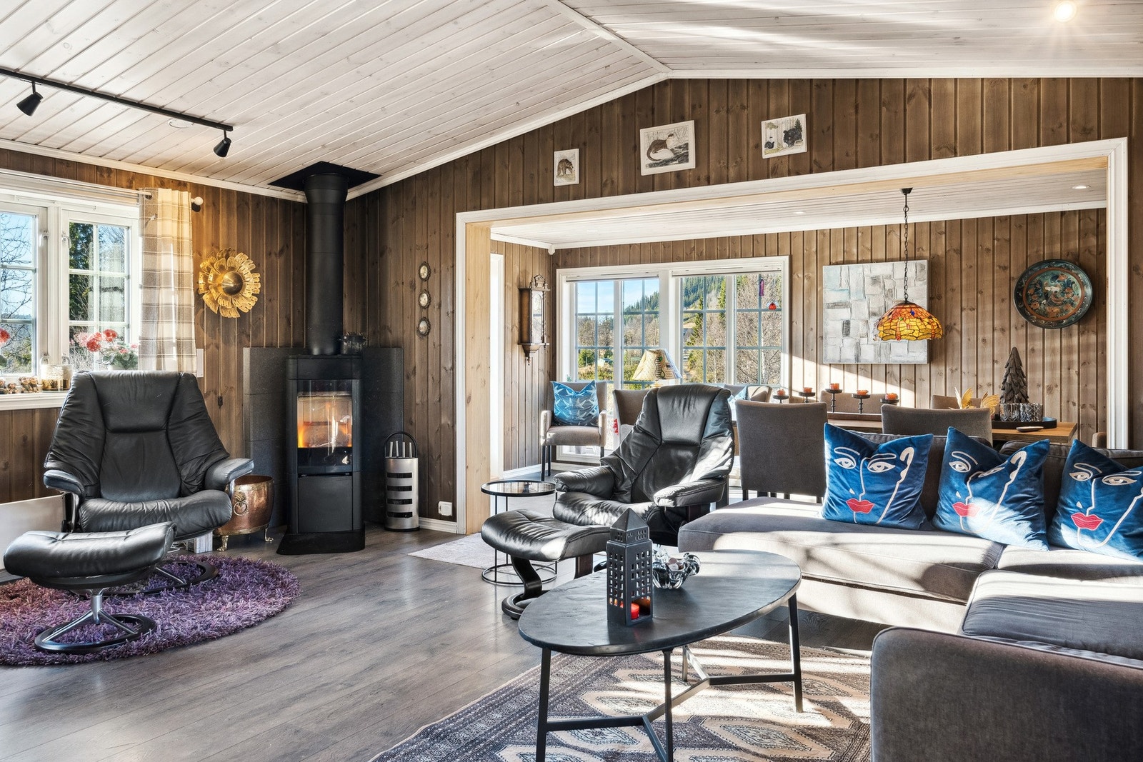 Stuen oppleves som lun og koselig med beiset panel på veggene. Galleribilde