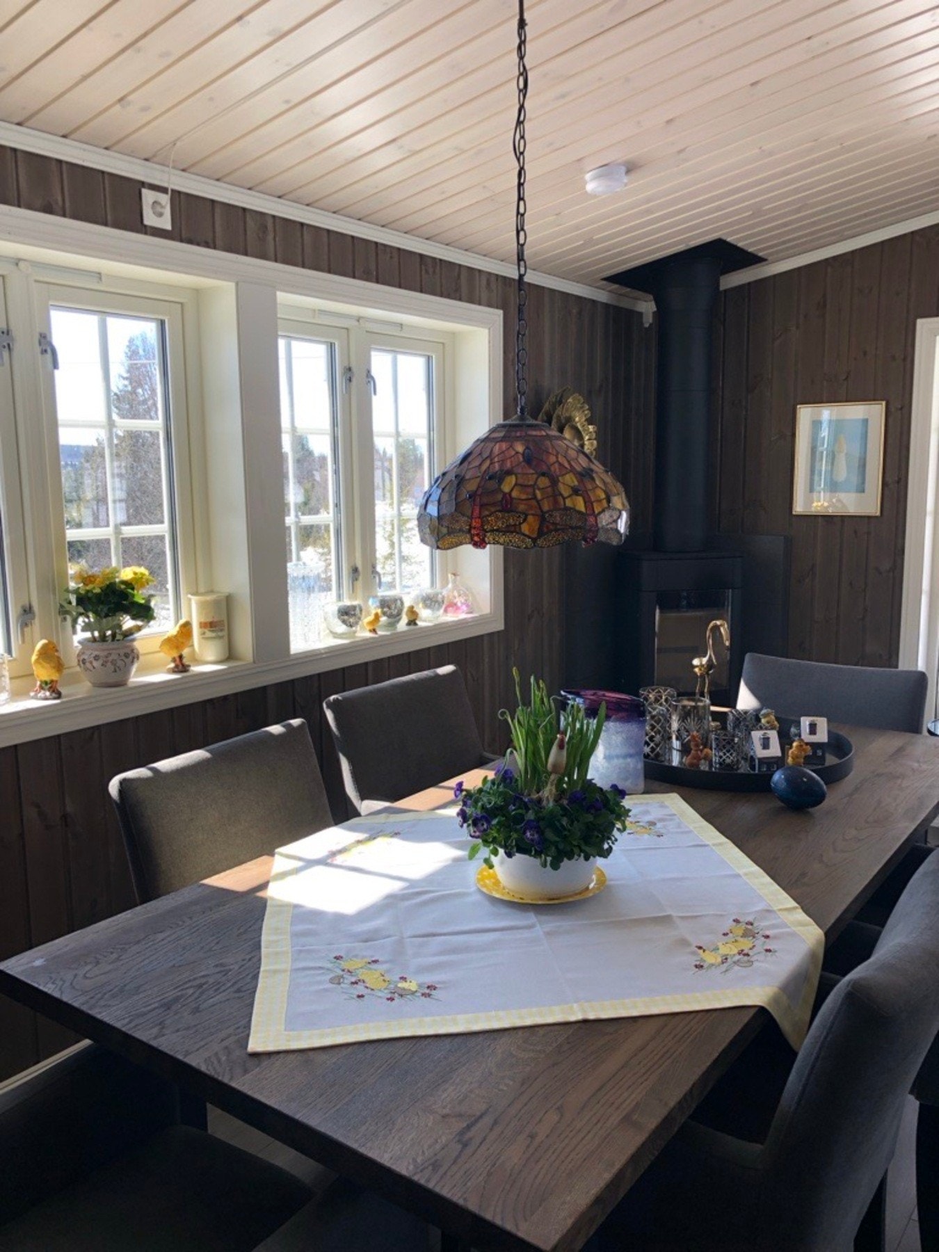 Spisestuen er hyggelig plassert ved vinduet. Her kan familien samles til en godt måltid. Galleribilde