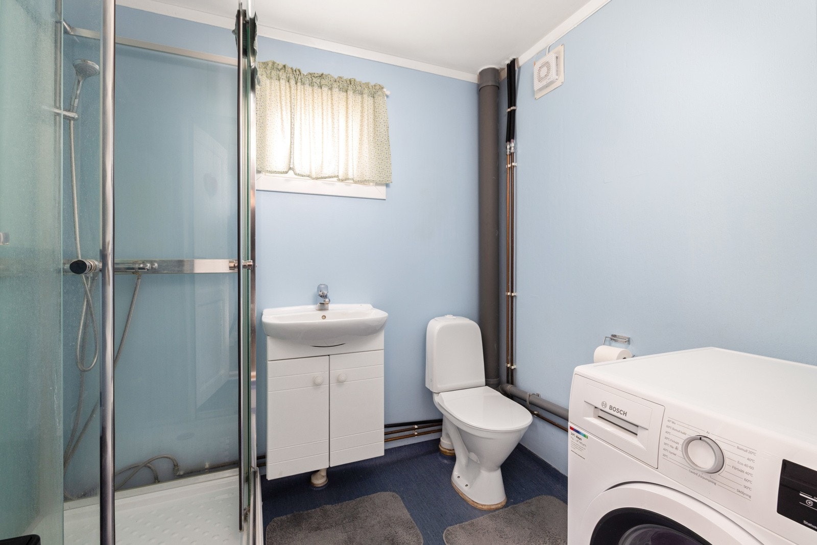 Boligen har ett bad i hver etasje, dette er badet i 1.etasje. Galleribilde