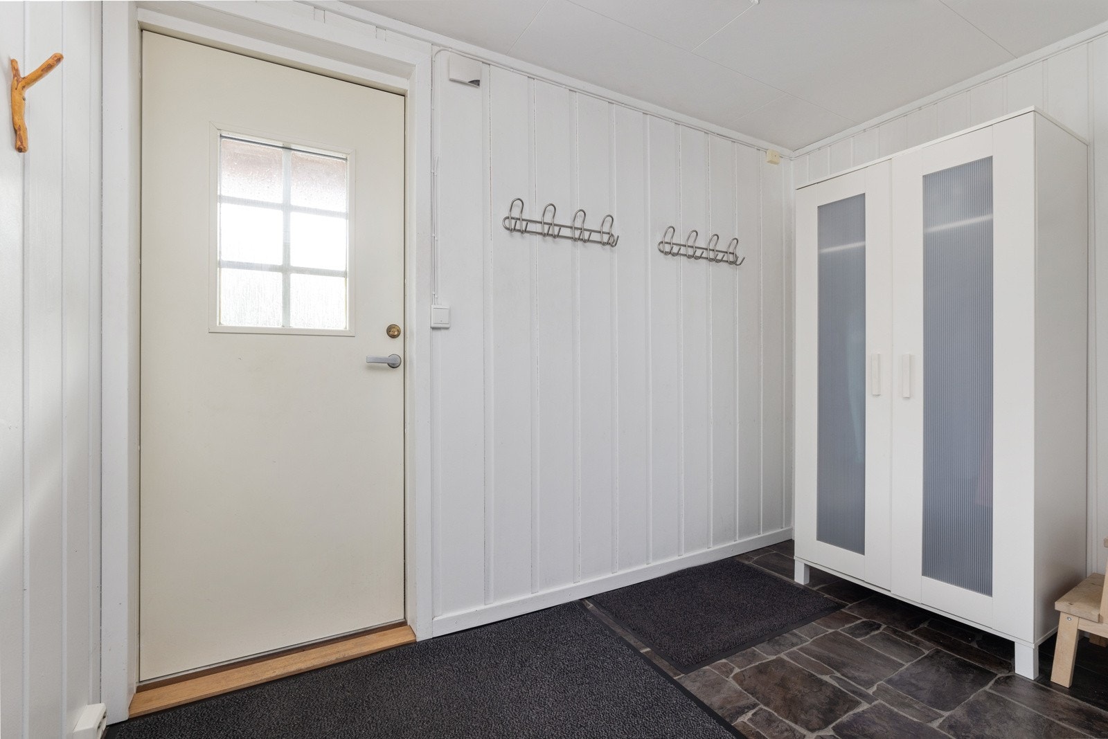 Velkommen inn i en romslig entrè. Galleribilde