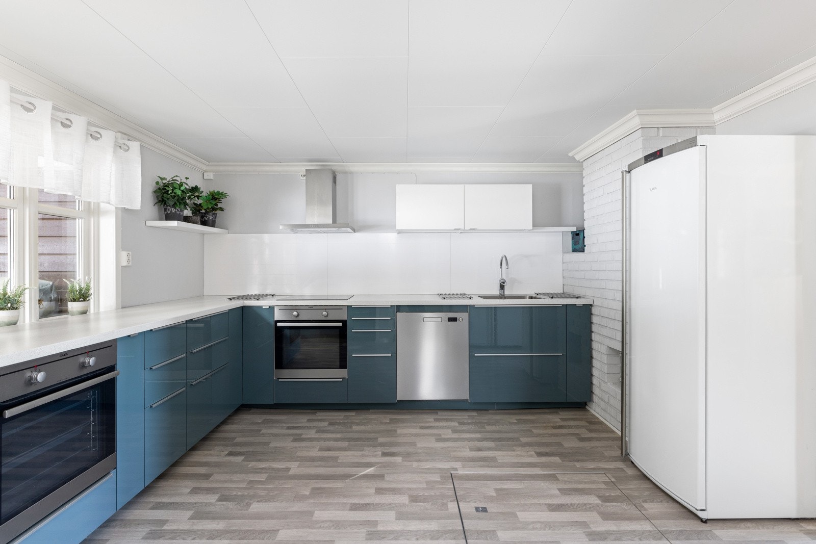 Det er plass for oppvaskmaskin frittstående kjøleskap og fryseskap. Galleribilde