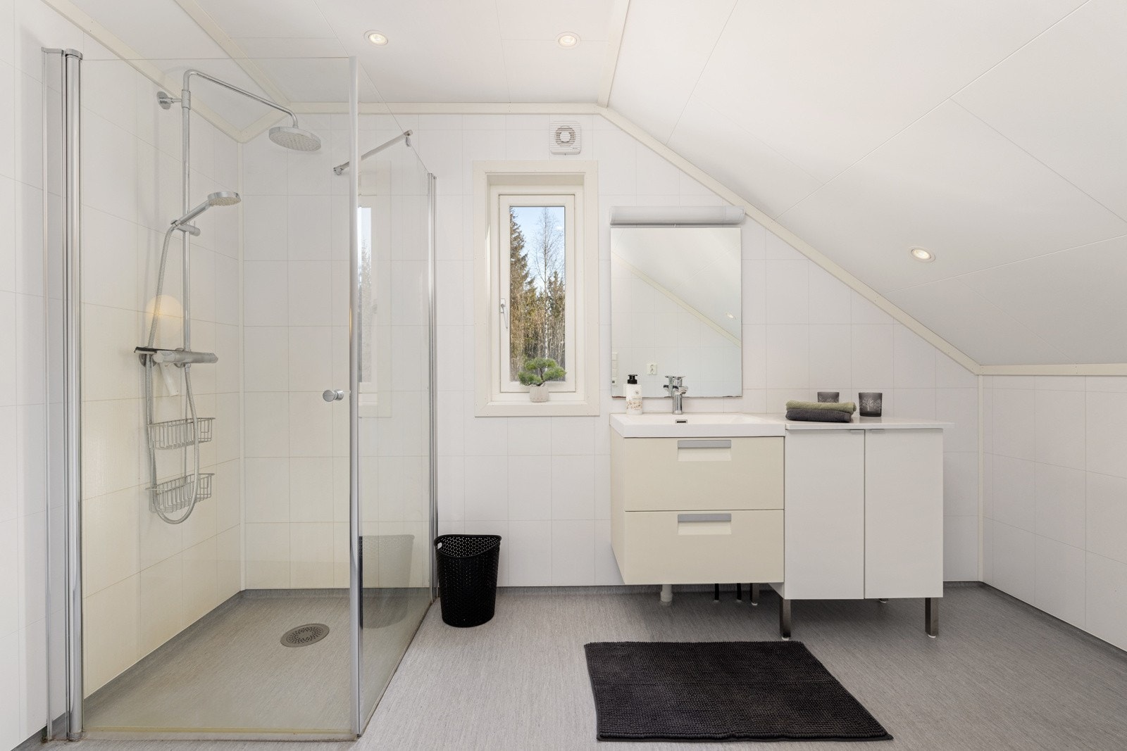 Innredet med dusjhjørne, servantinnredning og toalett. Galleribilde