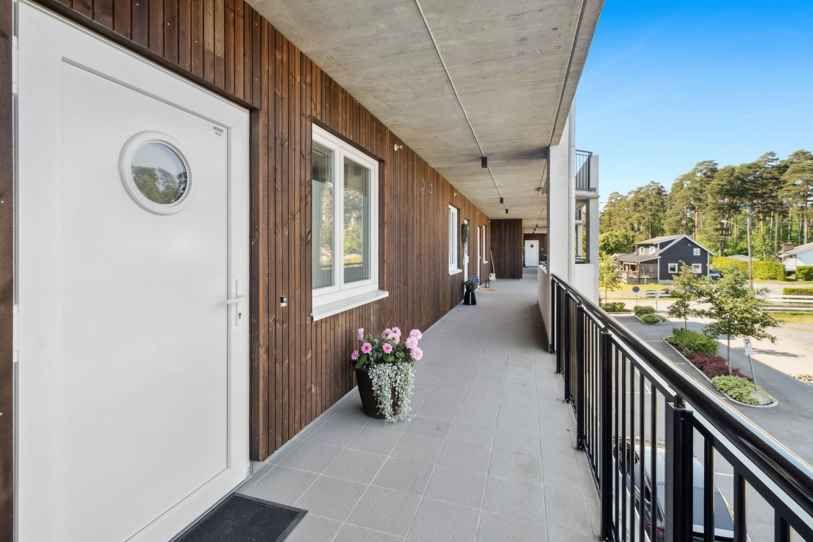 Det er utvendig adkomst via svalgang i etasjen til leiligheten. Galleribilde