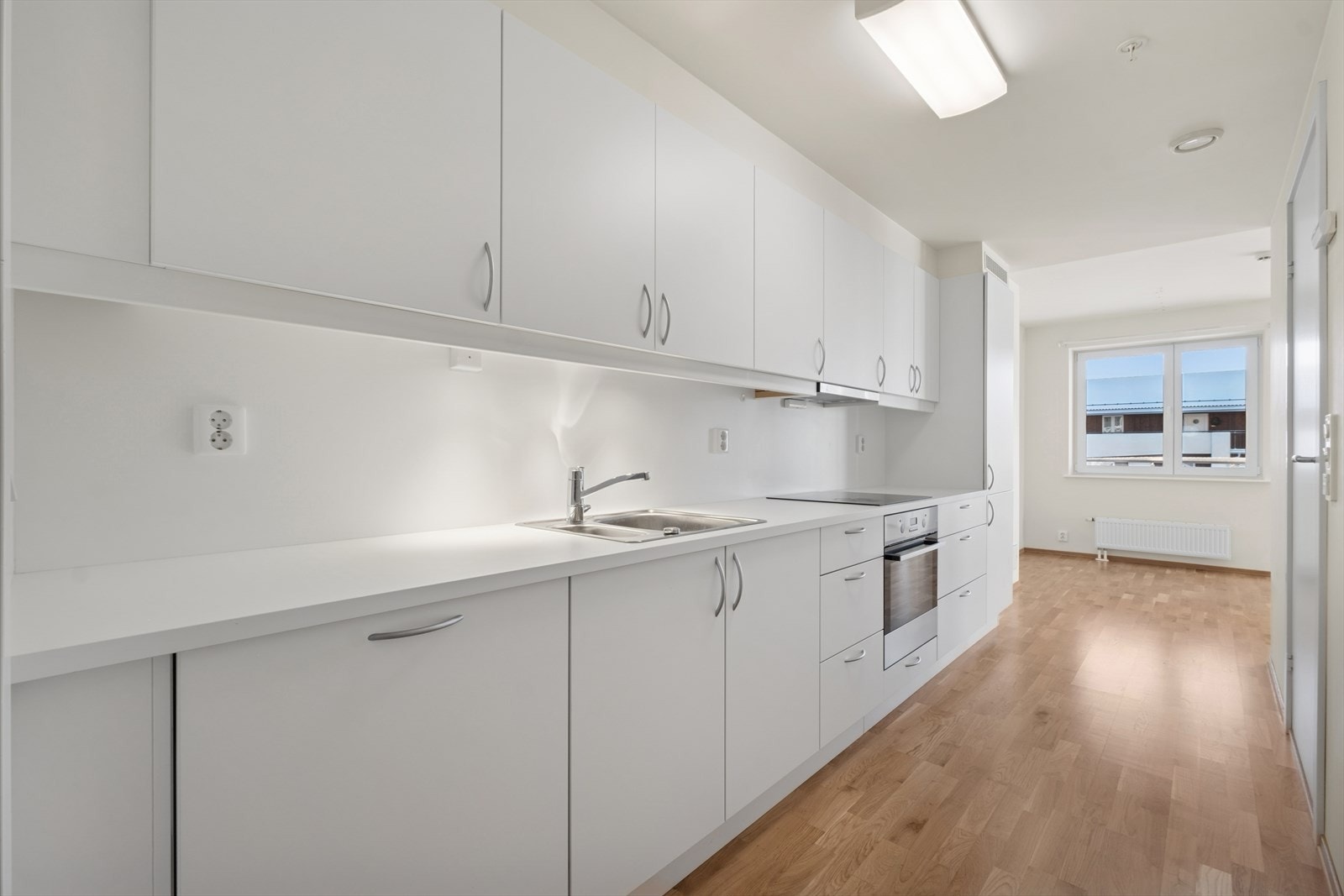 Kjøkkenet ligger i sosial åpen løsning, som gjør det enkelt å holde samtalen gående mens man lager mat. Galleribilde