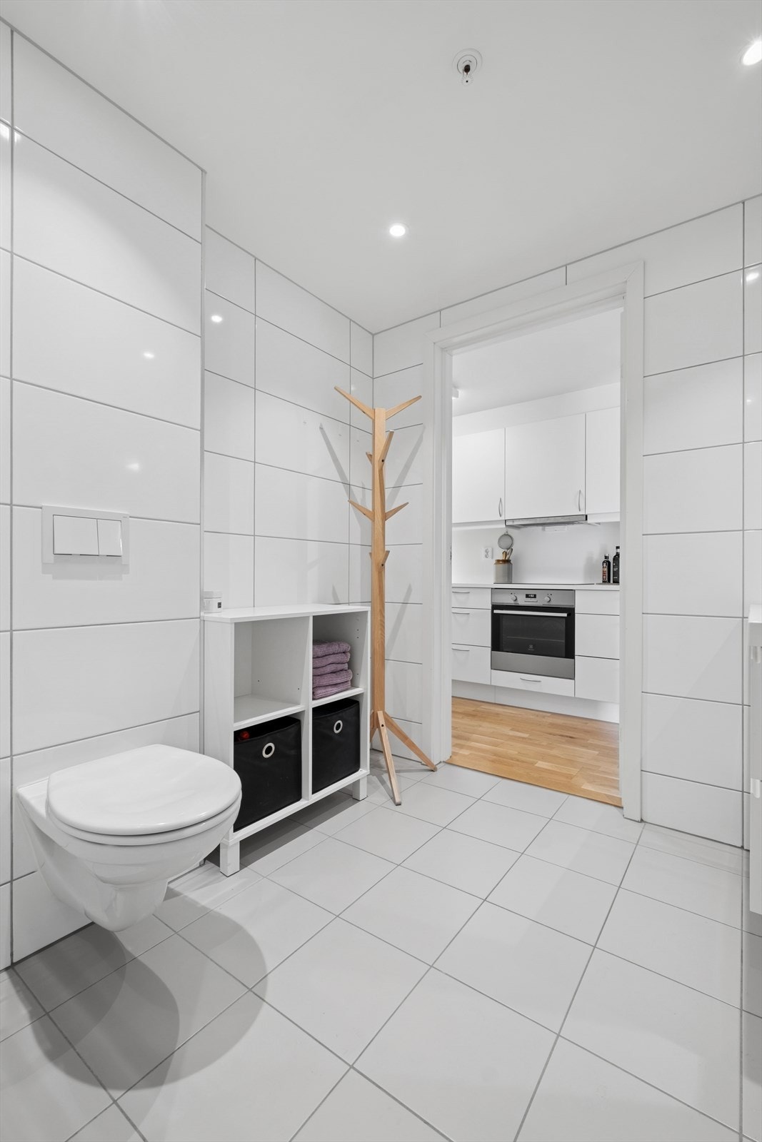 Det er også et vegghengt toalett på badet. Galleribilde