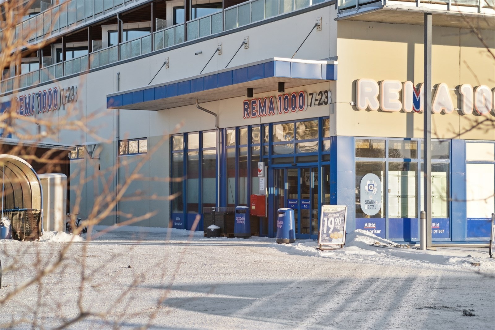 Matbutikk og apotek rett over gaten. Galleribilde