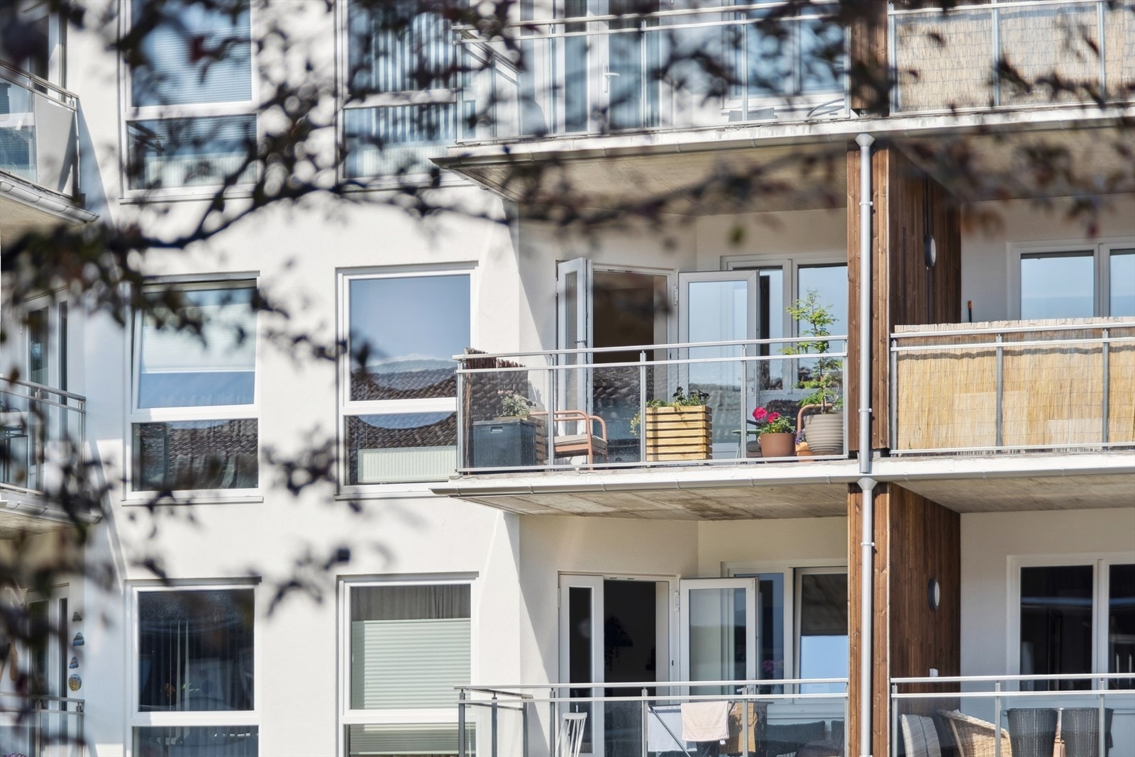 Leiligheten ligger i 3.etasje av et moderne bygg som ble oppført i 2019. Galleribilde