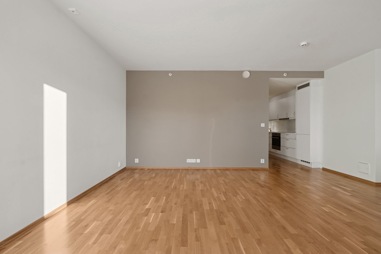 Romslig og lys stue med gode møbleringsmuligheter. Galleribilde