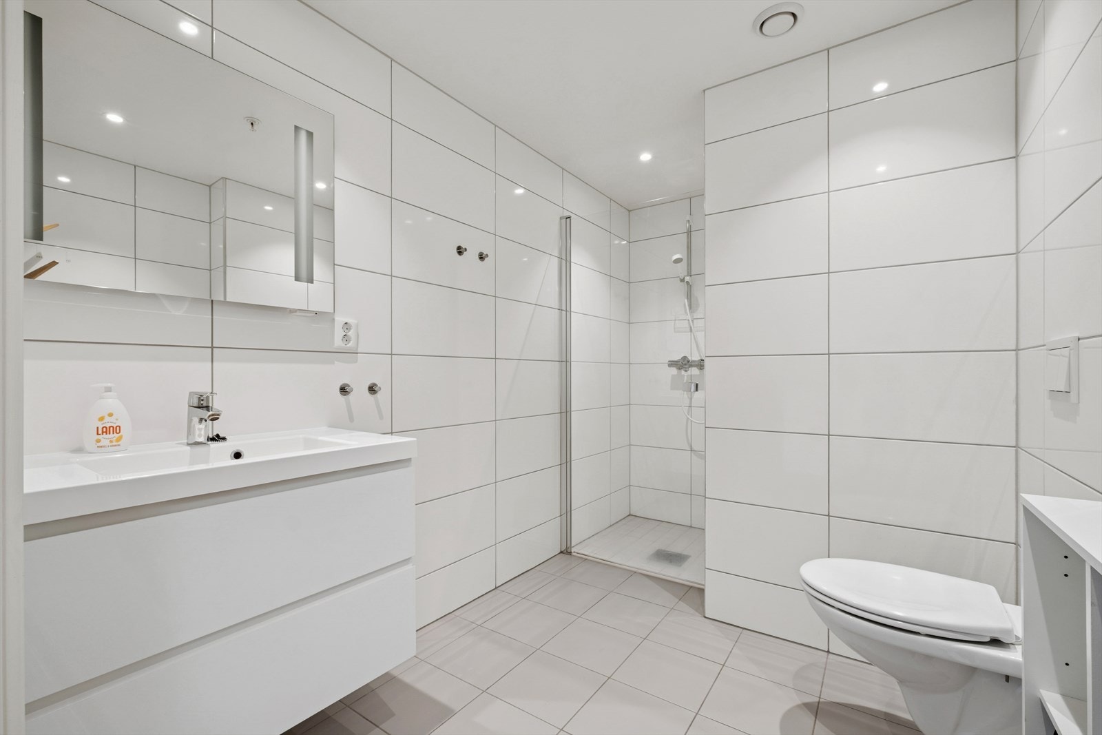 Leiligheten inneholder et delikat, flislagt bad med behagelig varme i gulvet. Galleribilde