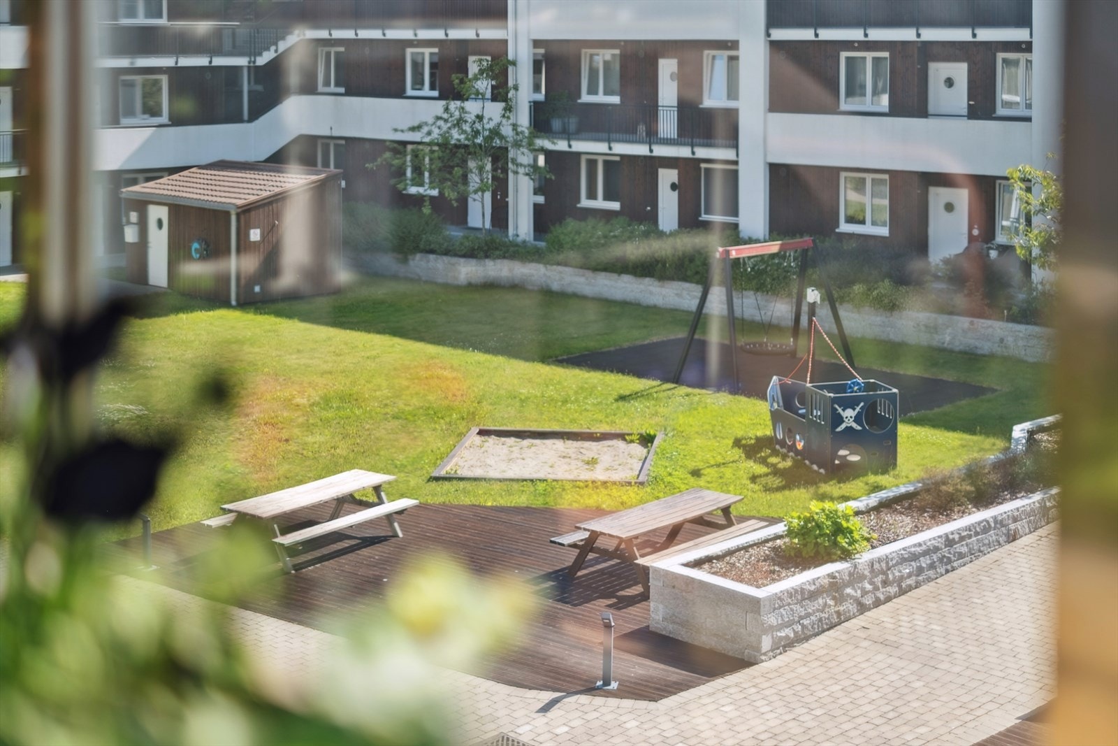 Utsyn mot hyggelig fellesområde med lekeplass. Galleribilde