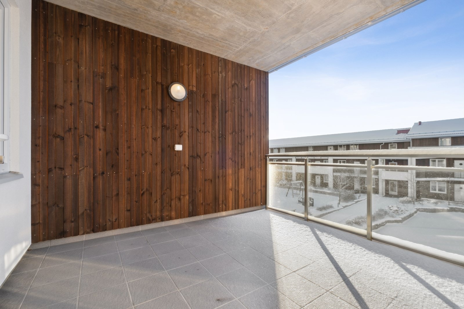 Romslig og solrik balkong. Galleribilde