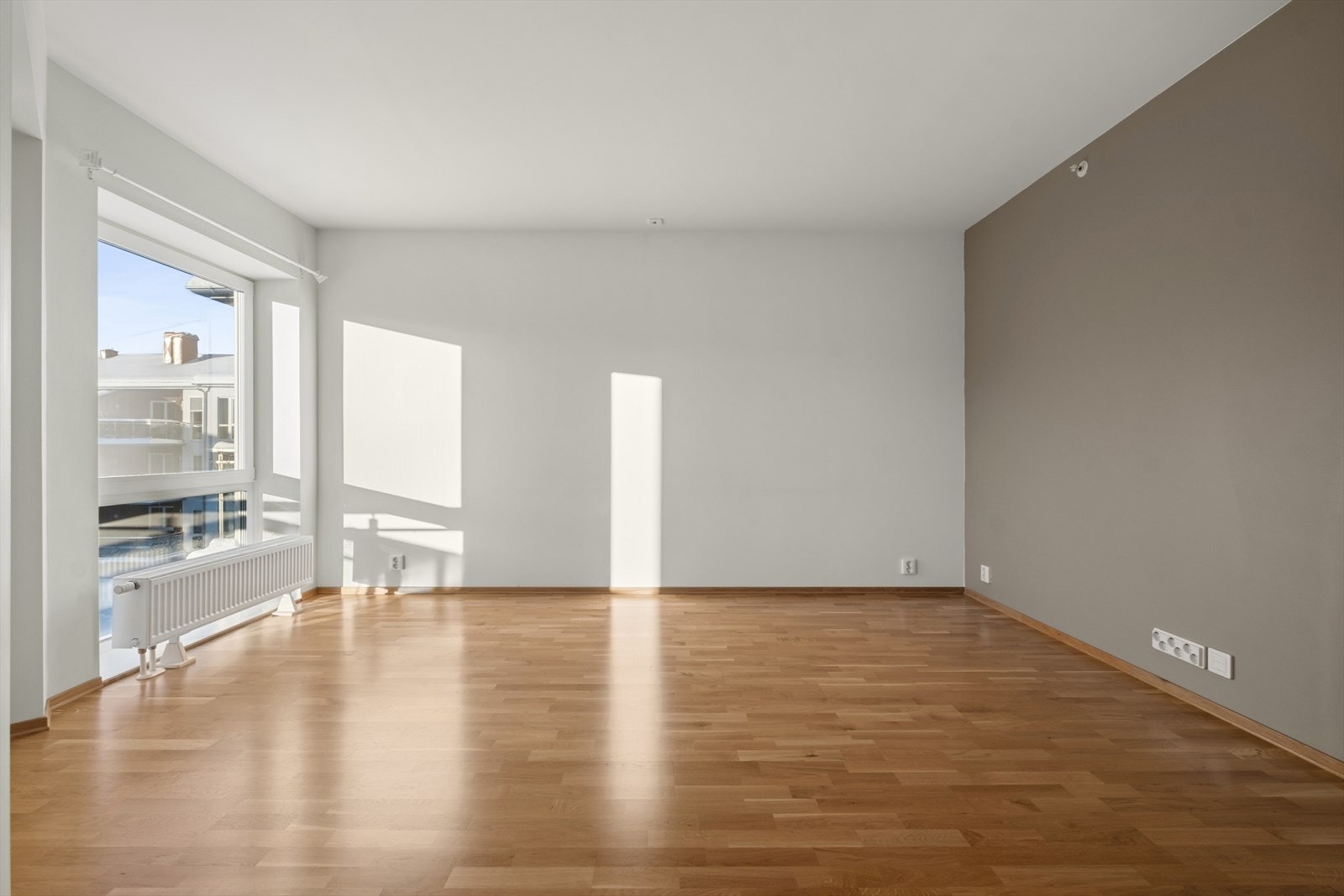 De store vindusflatene slipper inn godt med naturlig lys i rommet og gir en god atmosfære. Galleribilde