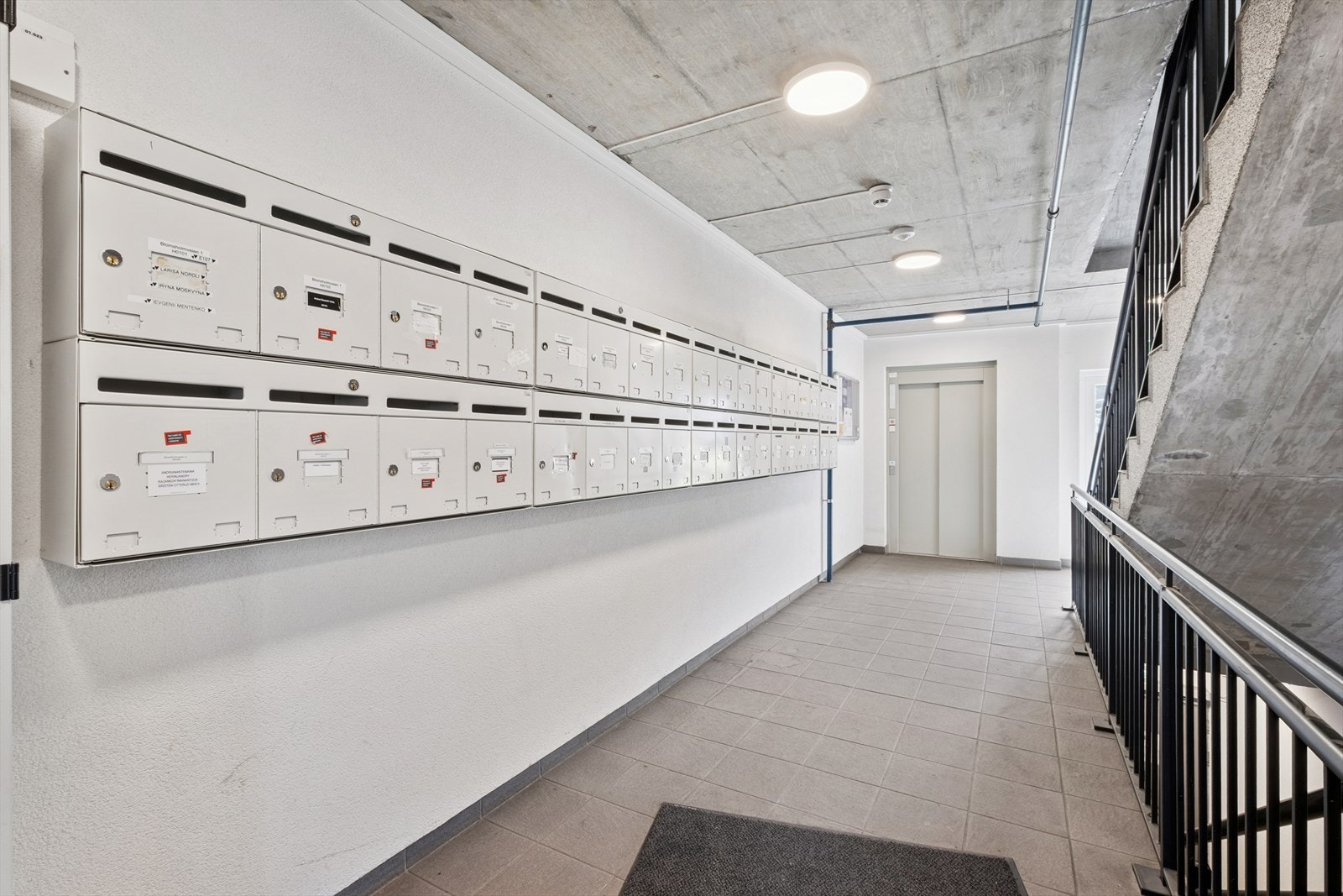 Leiligheten ligger i byggets 3. etasje med adkomst via lukket trapperom og heis. Galleribilde