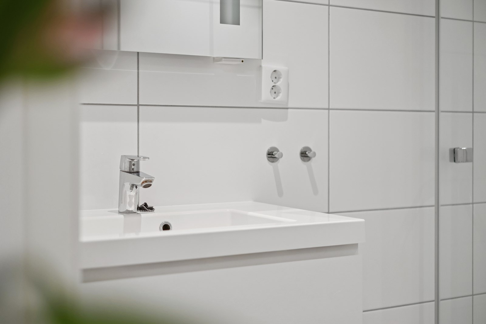 Baderomsinnredningen er pent utført med hvite glatte fronter med romslige skuffer, og heldekkende servantplate. Galleribilde