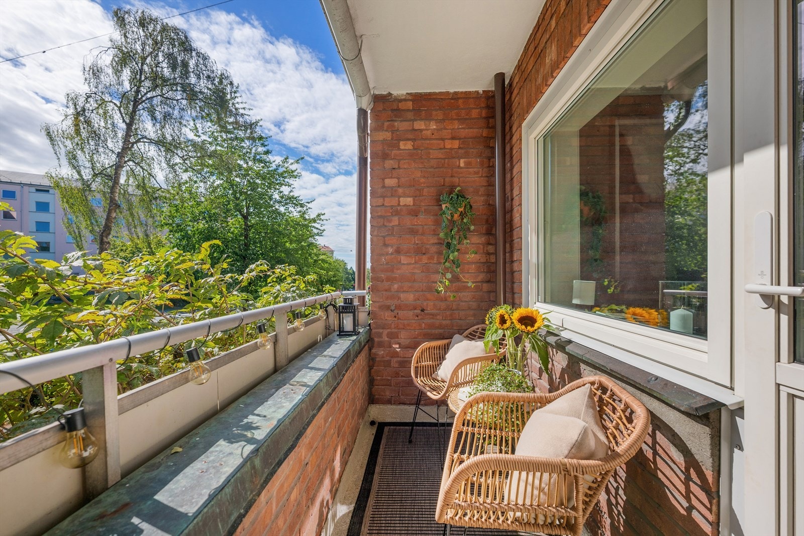 Leiligheten har en herlig balkong med grønt utsyn Galleribilde