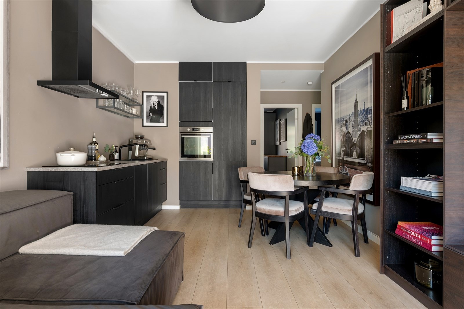 Leiligheten har lekker parkett i stue/kjøkken og begge soverom Galleribilde