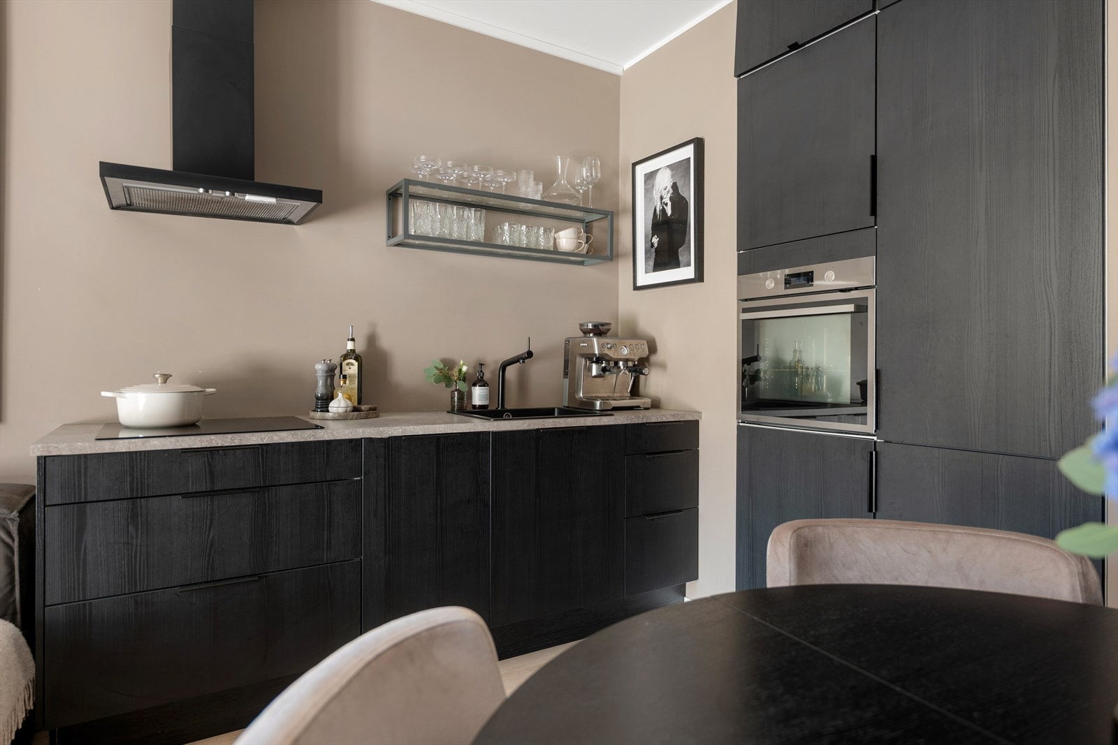 Kjøkkenet har også integrert platetopp, stekeovn, oppvaskmaskin og kjøle/fryseskap. Komfyrvakt og aquastop installert. Galleribilde