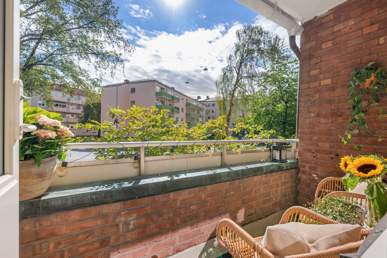 Sydøstvendt balkong på 3,6 m² med plass til hyggelig sittegruppe Galleribilde