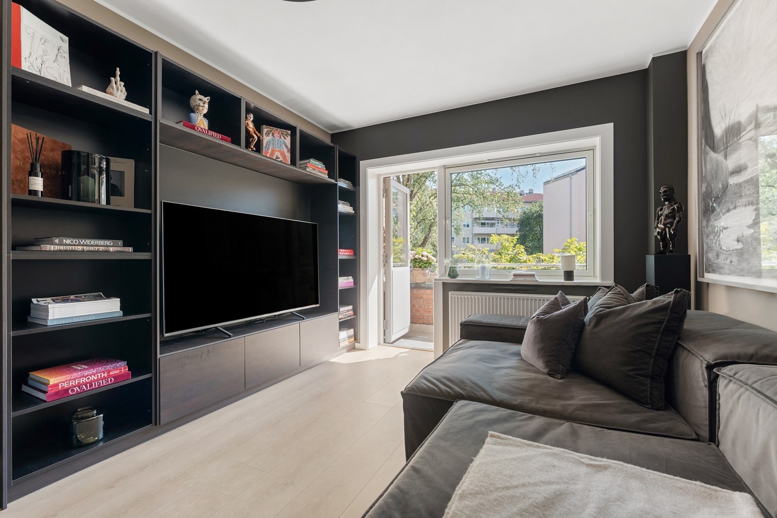 Praktisk hylleløsning i stuen sørger for godt med lagringsplass Galleribilde