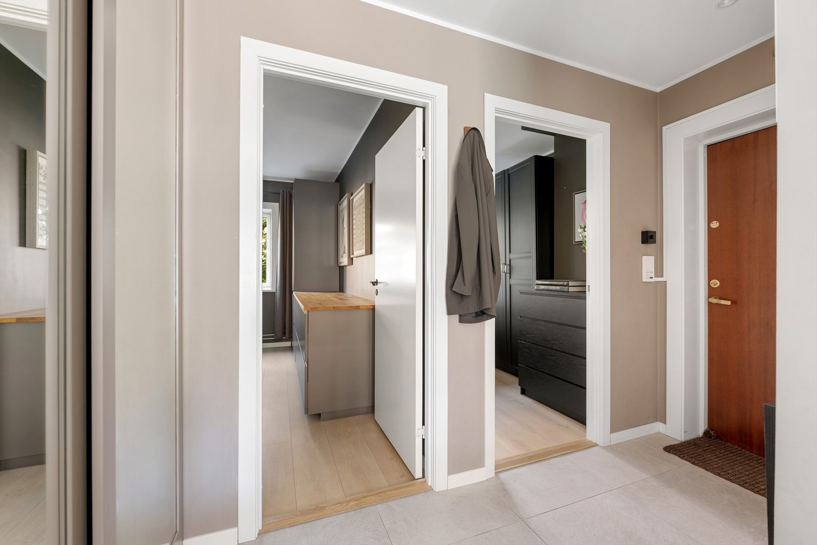 Begge soverommene vender mot rolig bakgård Galleribilde