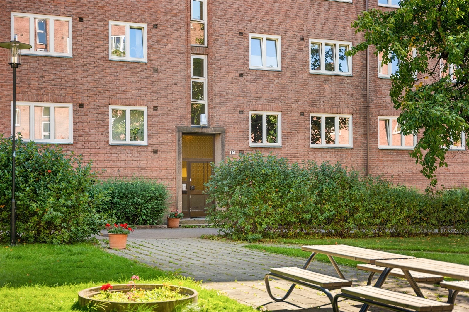 Leiligheten ligger i en svært høy 1.etg uten innsyn Galleribilde