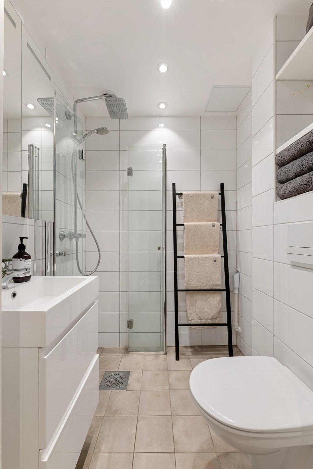 Delikat, fliselagt baderom fra 2016 med varmekabler i gulv og downlights i himling. Galleribilde