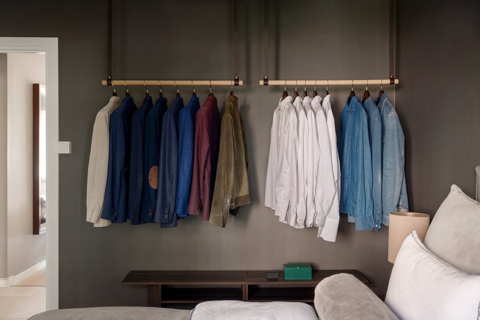 Stilfullt, takhengt klesstativ for ytterligere lagringsplass Galleribilde