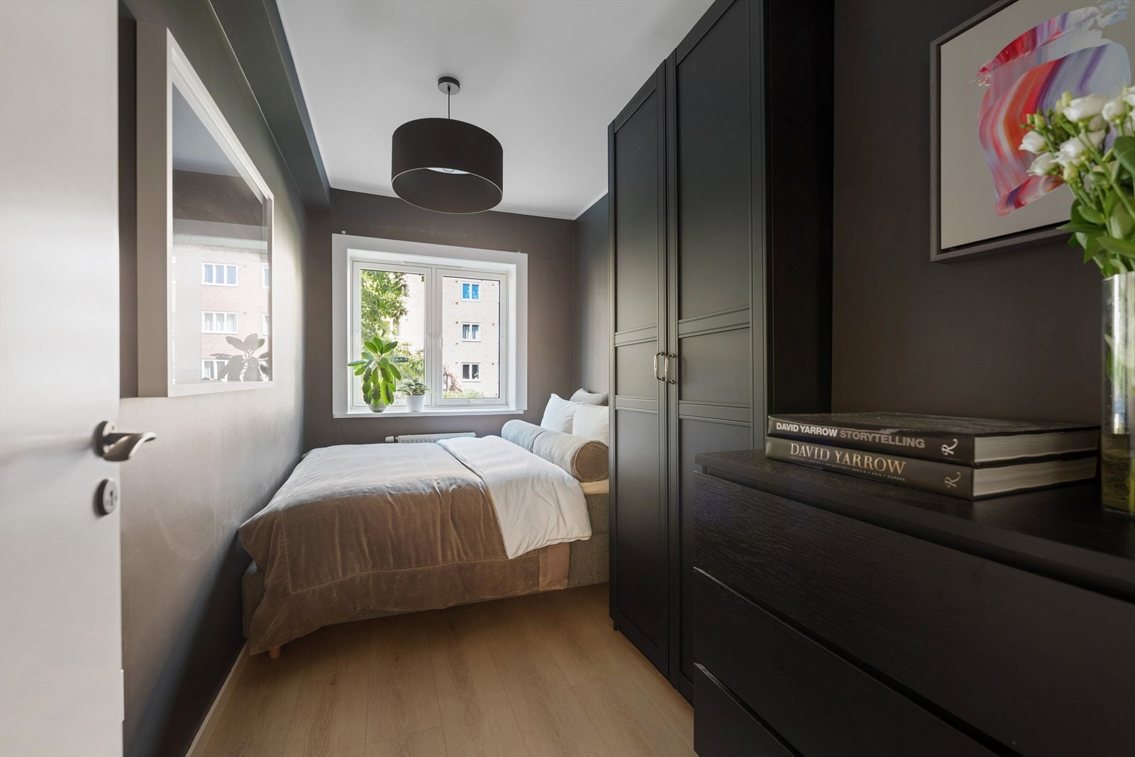 Soverom II er også av god størrelse med plass til dobbeltseng og rikelig med lagringsplass Galleribilde