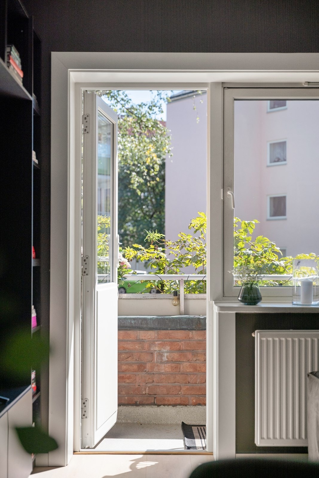 Leiligheten har nye vinduer og balkongdør i 2018 Galleribilde