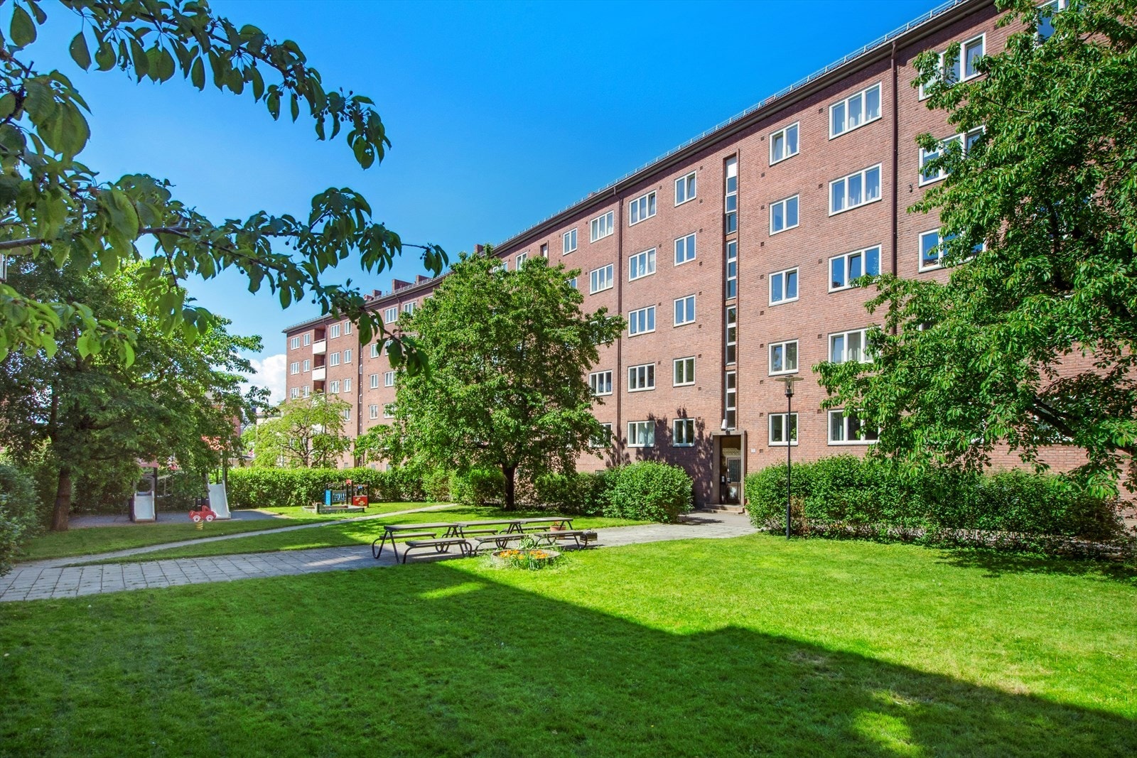 Frodig felles bakgård med ulike soner Galleribilde