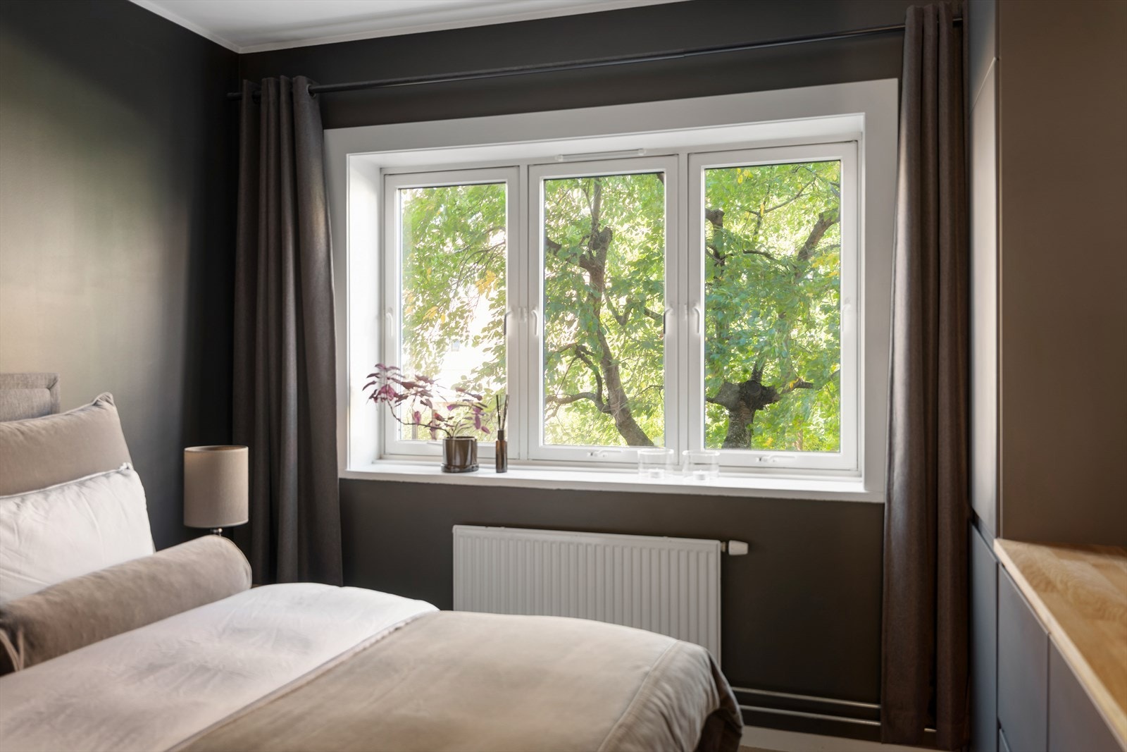 Soverommet vender ut mot rolig bakgård og ligger i høy 1.etg uten innsyn Galleribilde