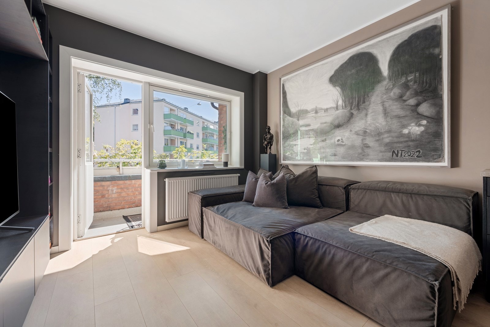 Stuen har plass til en stor og deilig sofa man kan krype opp i for maksimal avkobling Galleribilde