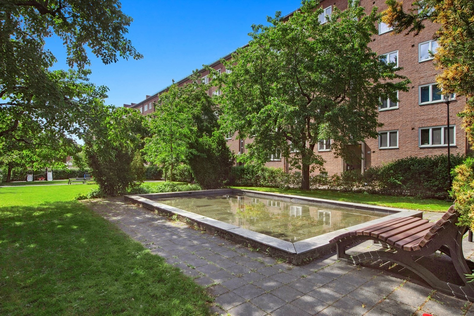 Bakgården føles nesten som en privat park Galleribilde