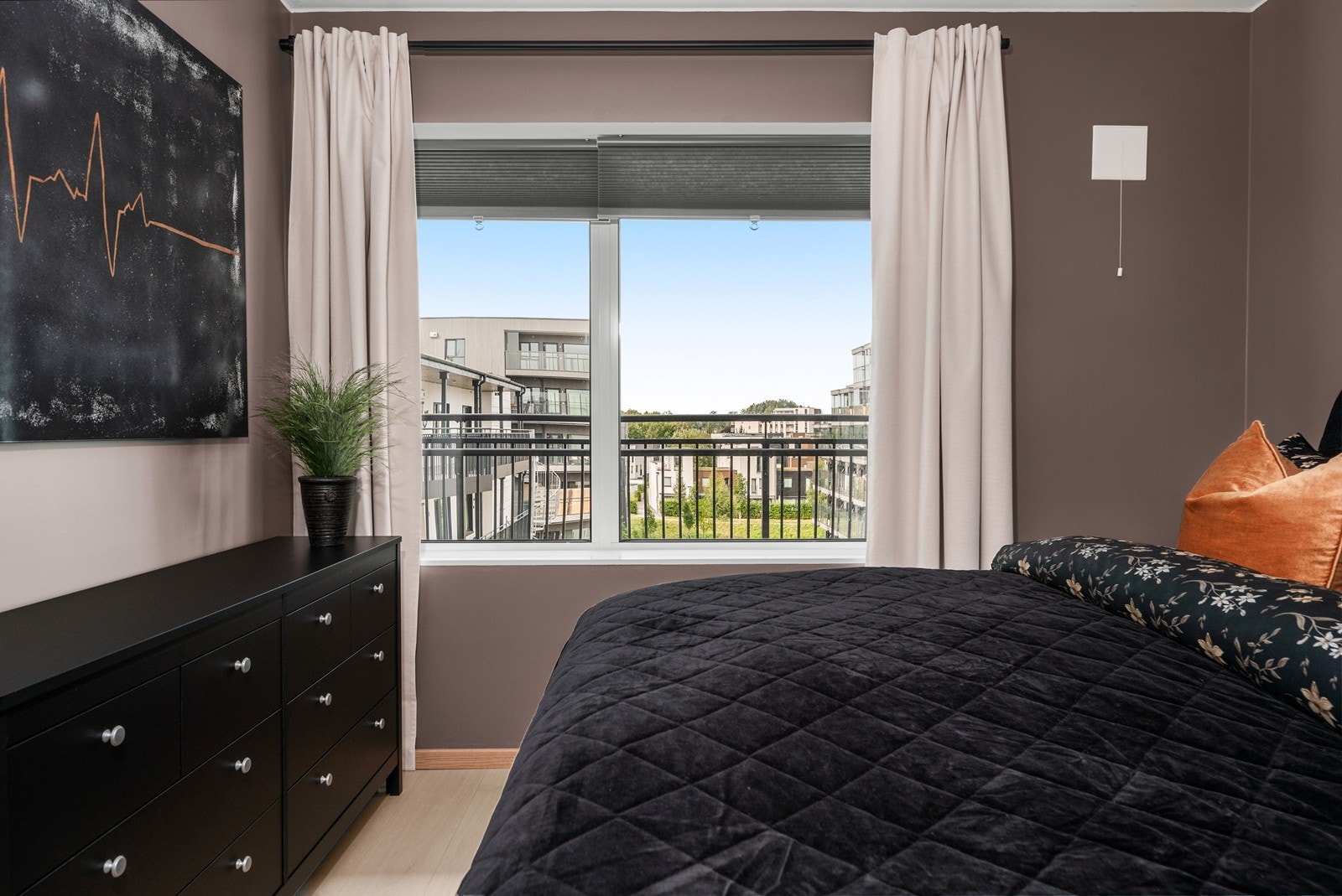 Hovedsoverommet ligger med rolig beliggenhet vendt ut mot sameiets bakgård. Galleribilde