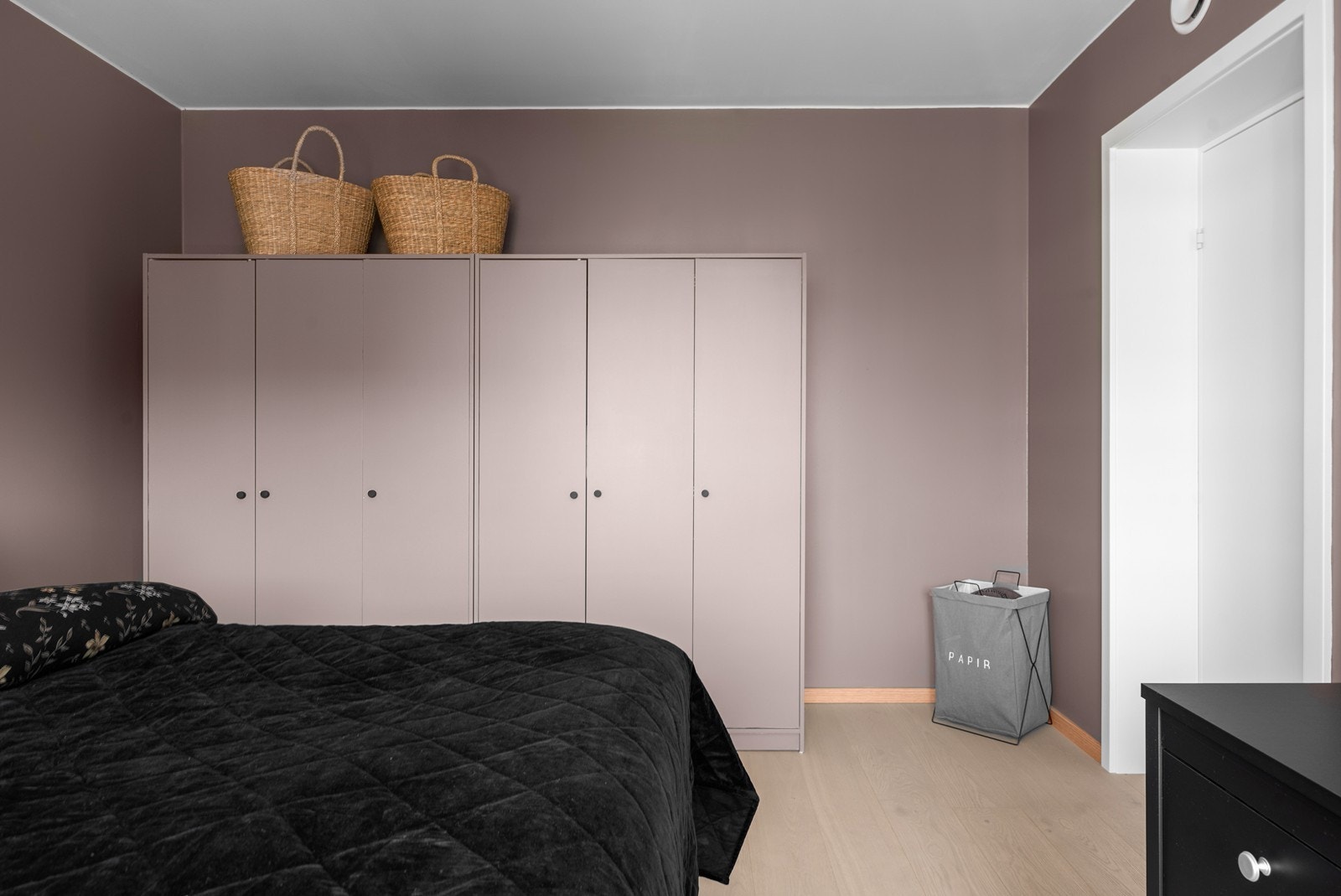 Stort garderobeskap med god oppbevaringsplass. Galleribilde