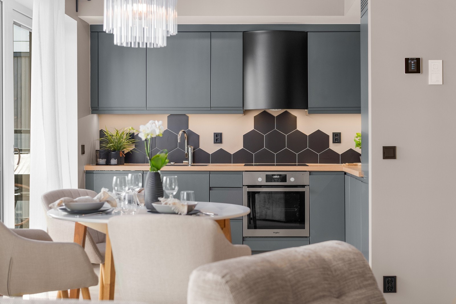 Sosial og fin sone mellom stue og kjøkken hvor man kan nyte et godt måltid med familie og venner. Galleribilde