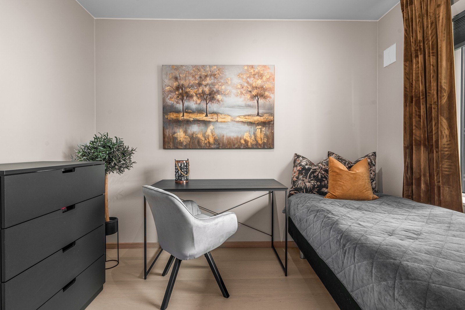 Soverom nr. 2 passer perfekt som kontor, barnerom eller gjesteværelse. Galleribilde