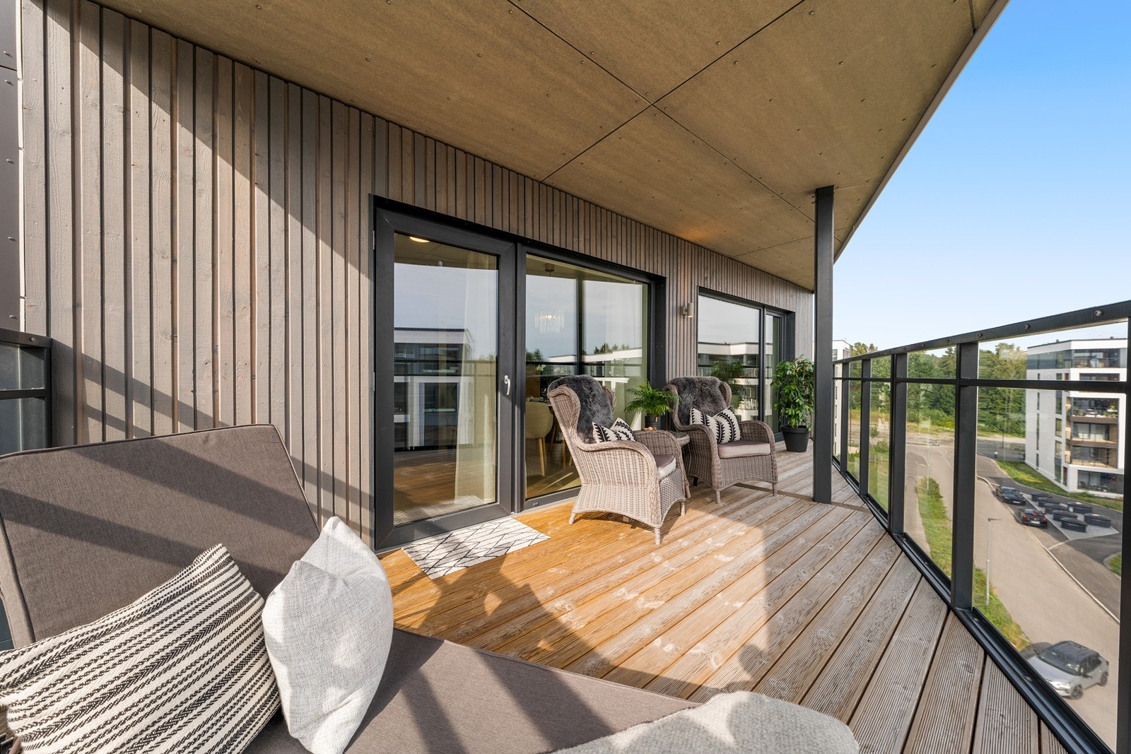 Sydvendt balkong med god plass for utemøbler. Galleribilde