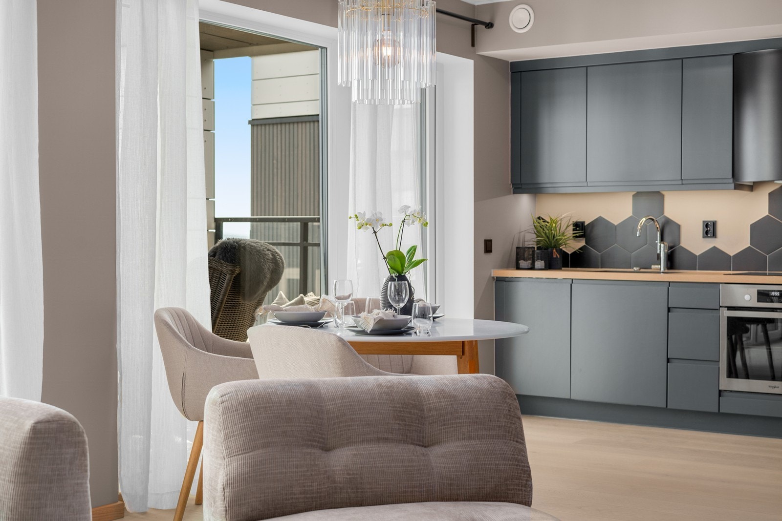 Den nordiske stilen kommer tydelig til uttrykk gjennom rene linjer, lyse fargetoner og et minimalistisk, men varmt uttrykk. Store vindusflater slipper inn rikelig med dagslys og understreker følelsen av rom og åpenhet. Galleribilde