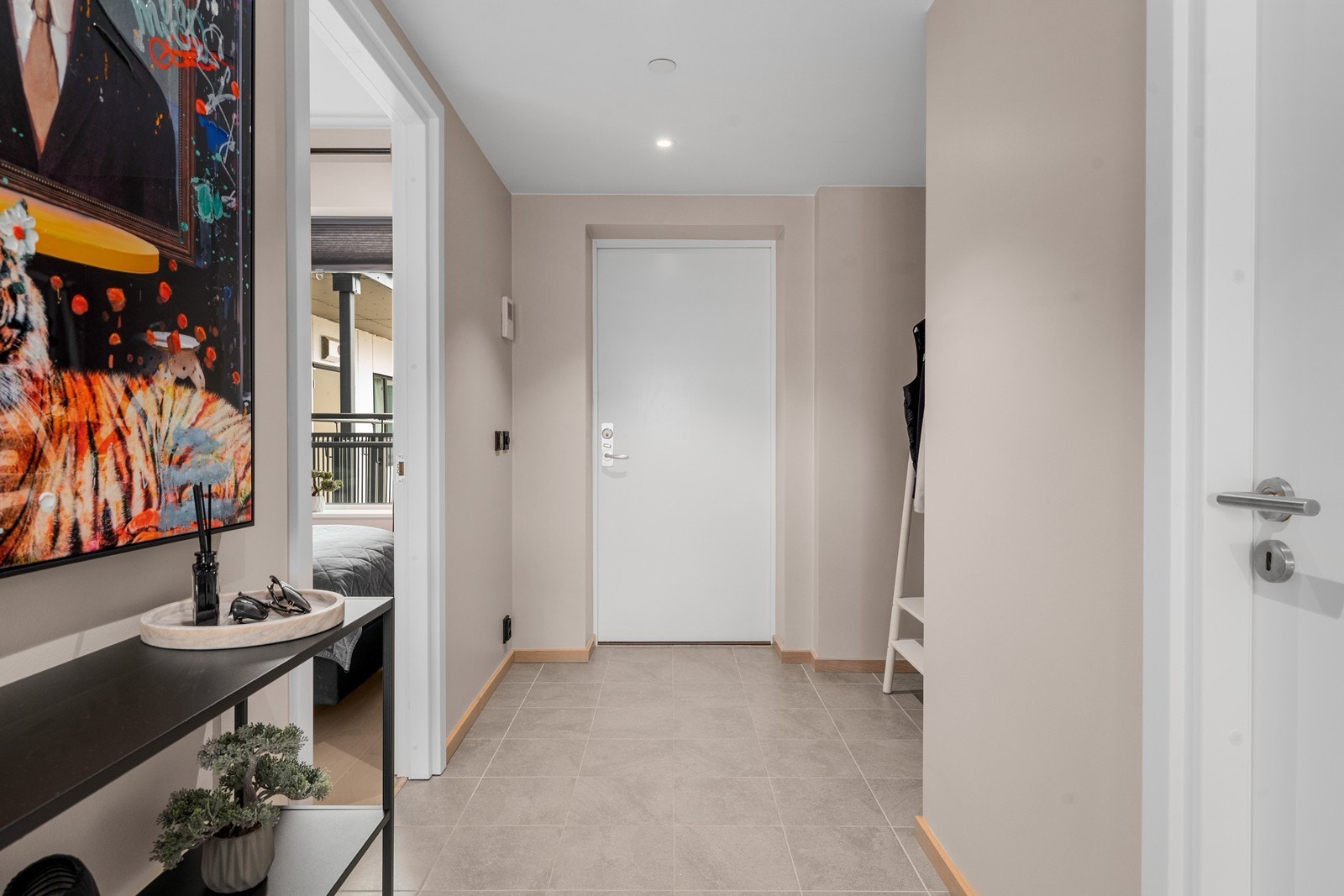 Entré /gang med fliser og varme i gulv og downlightsbelysning i himling. Galleribilde